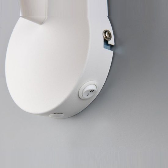 Applique per comodino camera da letto bianca con paralume in rattan naturale interruttore