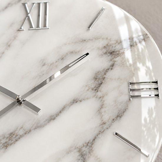 Grande orologio a parete moderno rotondo effetto marmorizzato dettagli argento 80cm