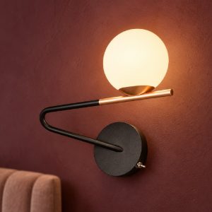 Applique per comodino camera da letto moderna nera oro con diffusore in vetro bianco interruttore