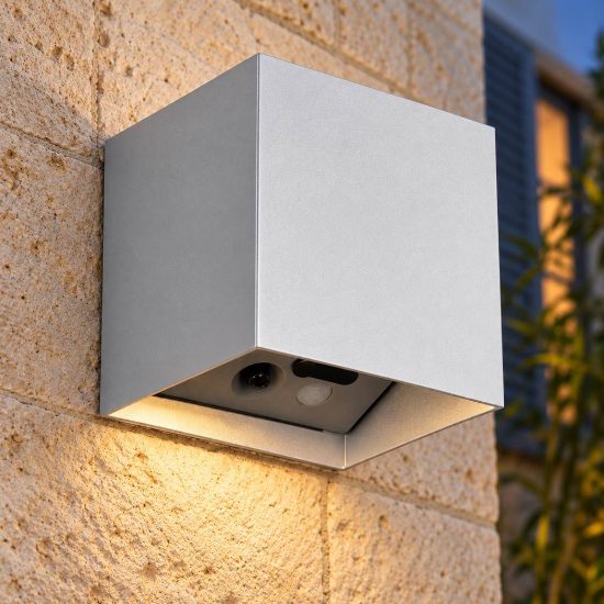 Applique da esterno ricaricabile led 2w 3000k con sensore di movimento ip44 quadrata titanio