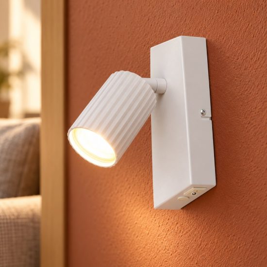 Applique per comodino camera da letto bianca con cilindro rigato interruttore