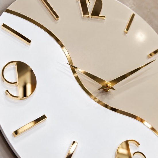 Orologio rotondo da parete moderno legno chiaro dettagli oro 50cm