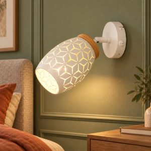 Applique per comodino camera da letto bianca con effetto legno e decoro traforato interruttore