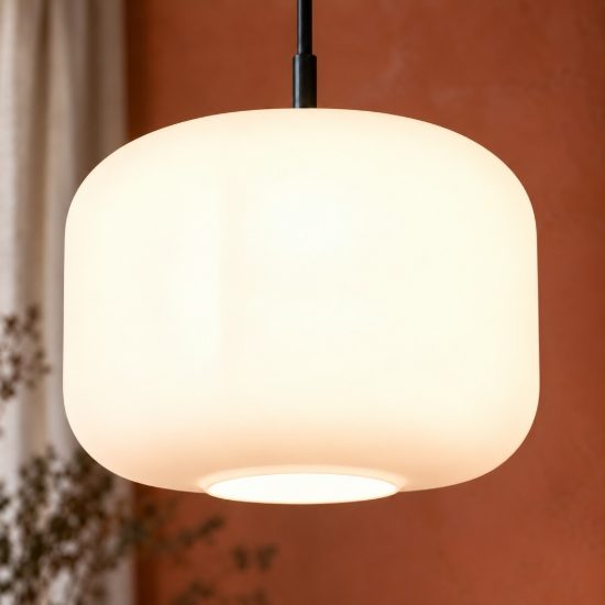 Lampadario a sospensione per sala da pranzo moderno in vetro bianco con montatura nera