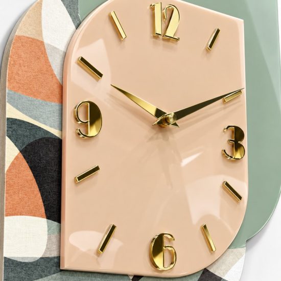 Orologio da parete moderno carta da parati e legno verde dettagli oro lucido