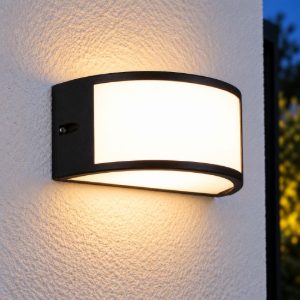 Applique da esterno ip44 moderna nera a fascia con diffusore opale