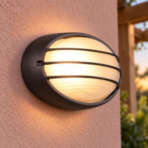 Applique piccola da esterno ip44 moderna ovale nera con griglia vetro satinato