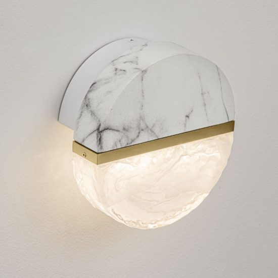 Applique da parete con sfera led 7w 2700k dimmerabile per soggiorno bianco, oro ottone e nero