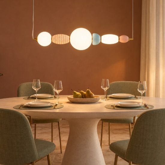Lampadario a sospensione lineare con sfere led 28w 3000k per sala da pranzo multicolore e oro