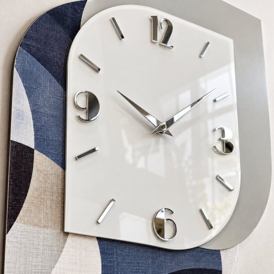 Orologio da parete verticale moderno legno e resina dettagli argento