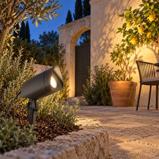 Gea luce ges740 proiettore da esterno con picchetto a cilindro con visiera grigio antracite ip65