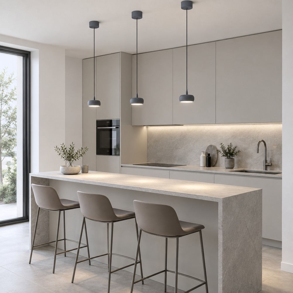 Penisola di cucina piccola illuminata da tre sospensioni di diametro contenuto
