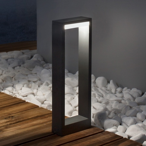 Lampioncini bassi installati lungo un vialetto per indicare il percorso con luce diretta verso il basso