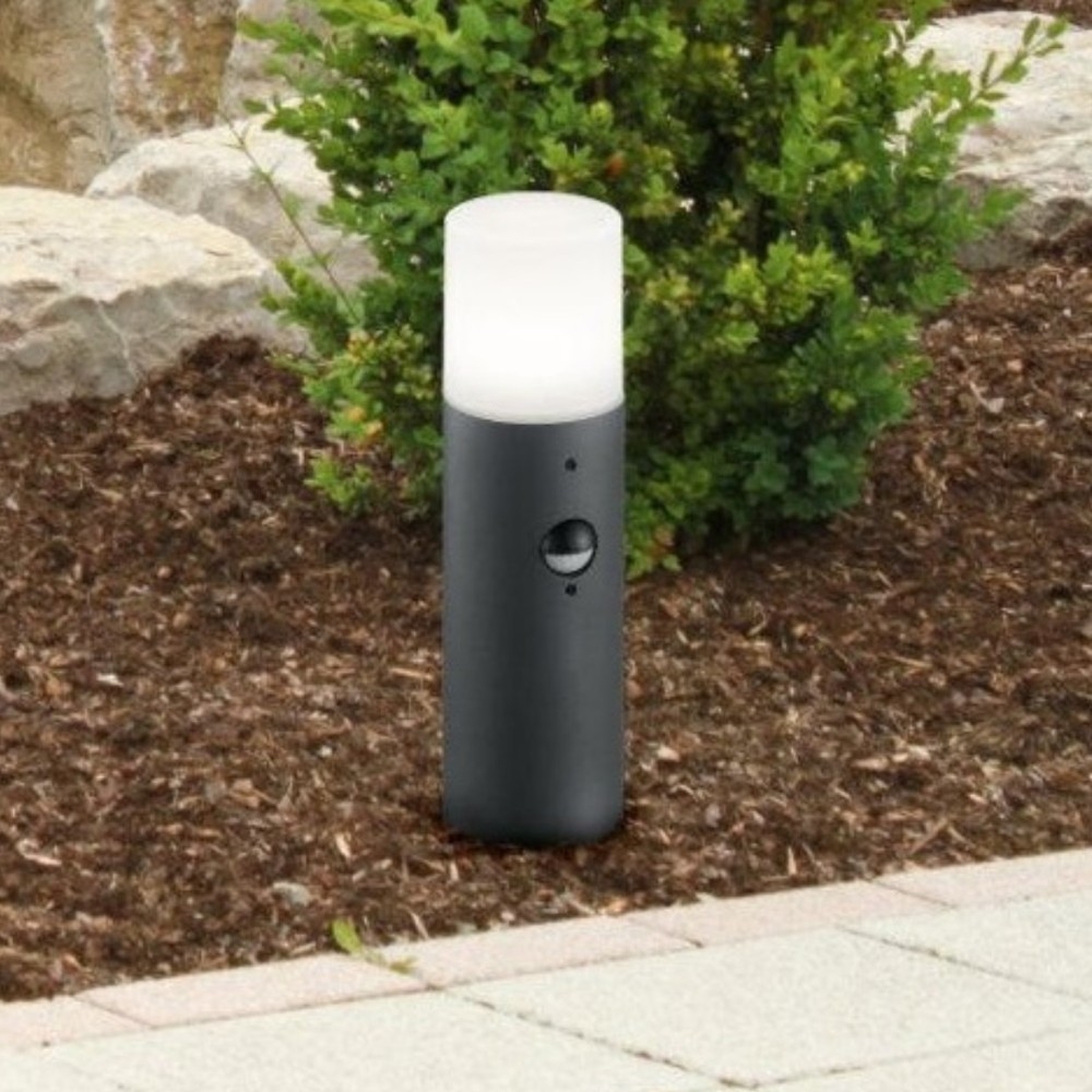 Lampione da giardino dotato di sensore crepuscolare e di movimento