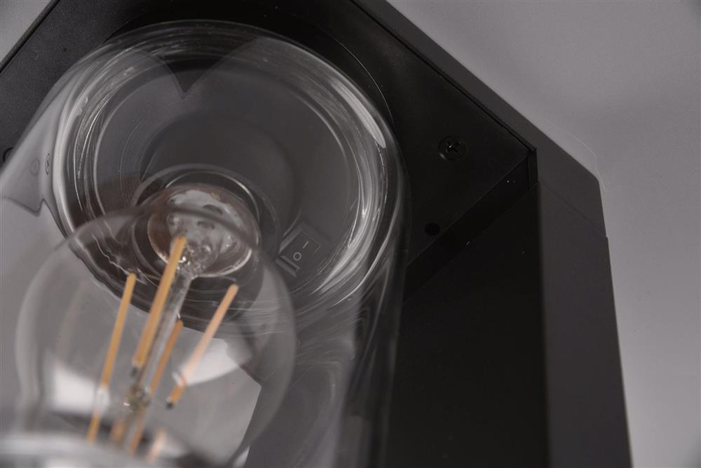 Lampione con picchetto e pannello solare, ideale per vialetti senza impianto elettrico