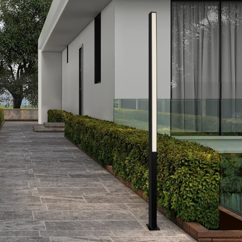 Lampioni alti con luce diffusa a 360°, installati su prato in una zona residenziale