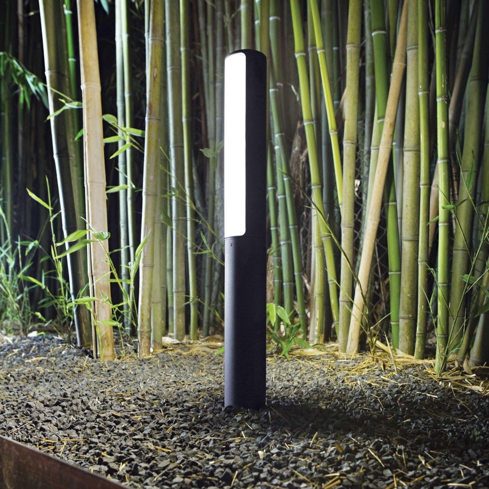 Varietà di lampioni in plastica modellata con forme decorative per giardini contemporanei