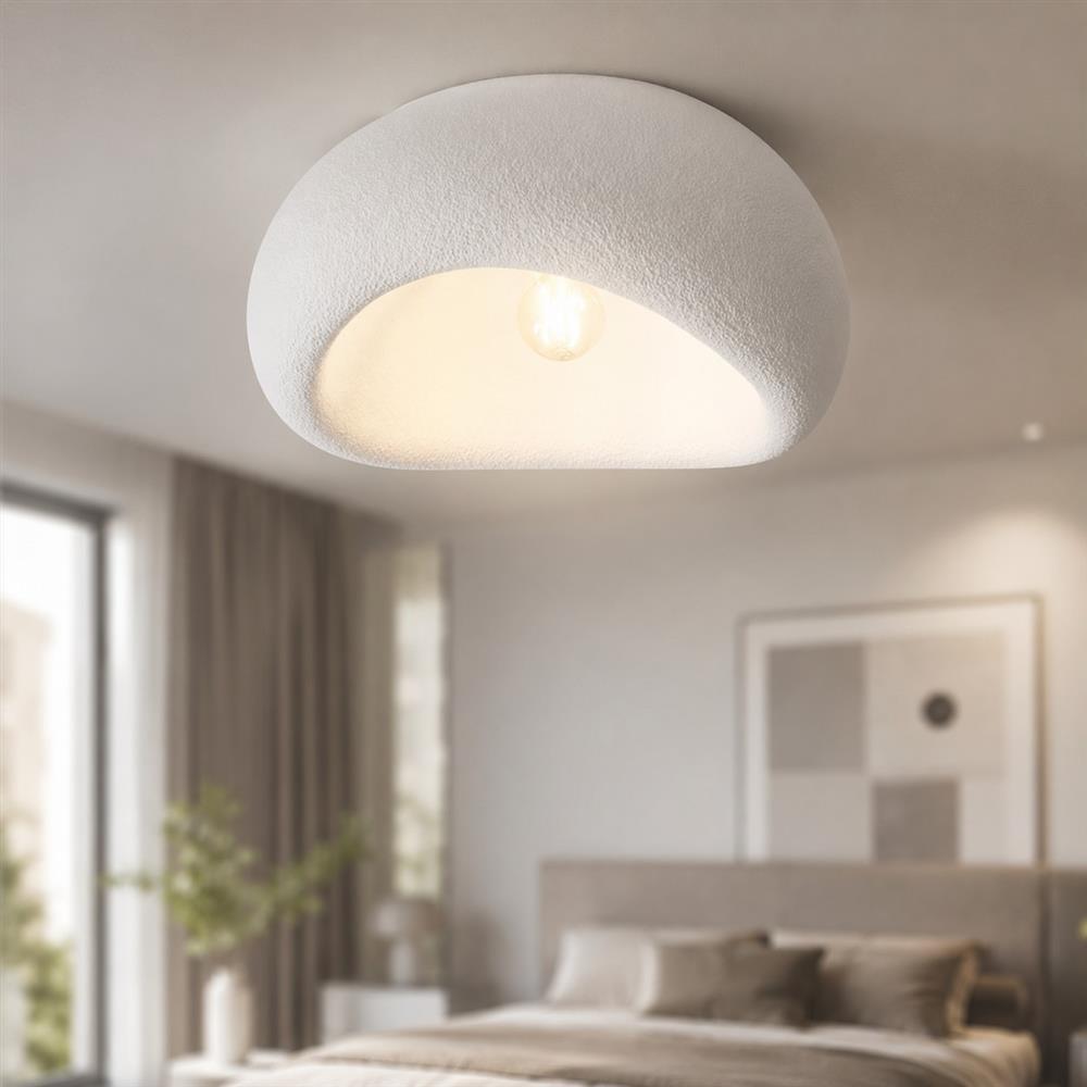 Plafoniera minimal di design accesa a soffitto in camera da letto