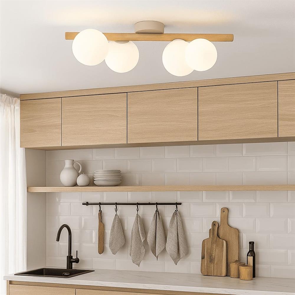 Plafoniera in legno Pino con sfere in vetro bianco selezionata da Mazzola Luce