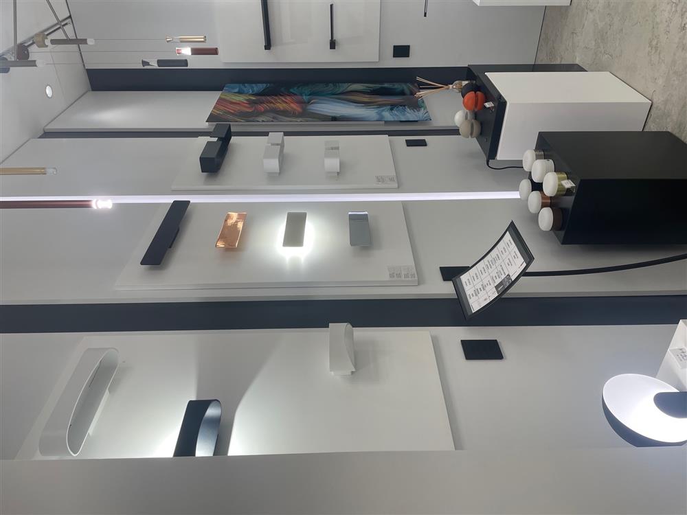 Zona con quadri e lampade da tavolo artistiche in vari colori e materiali