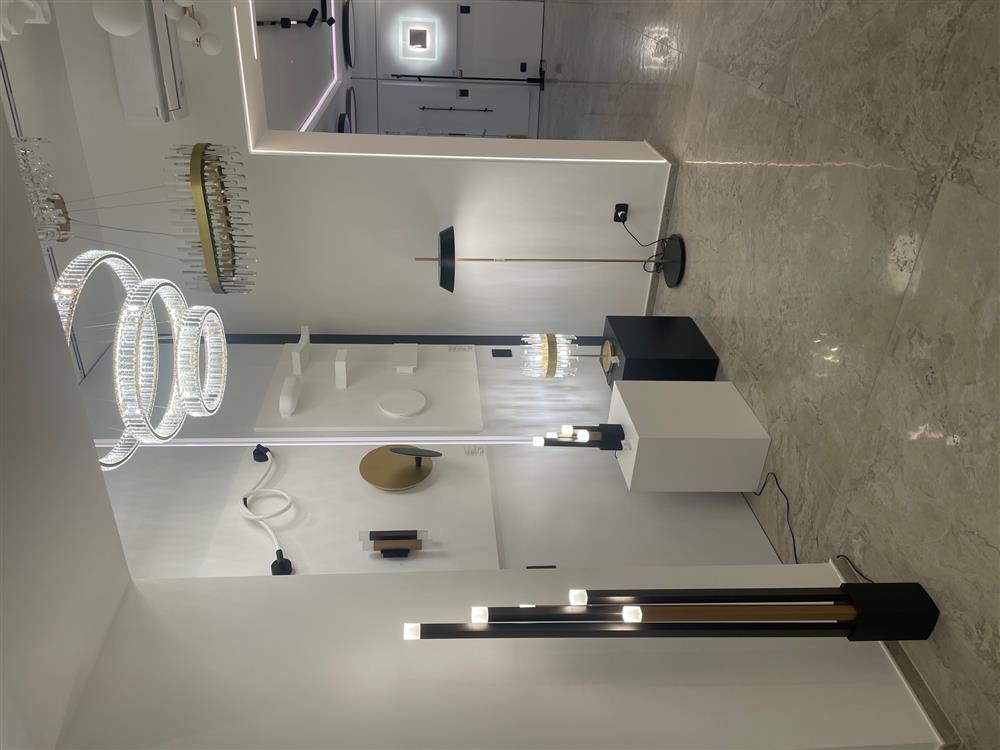 Angolo dallo stile decorativo con applique in ottone e plafoniere sferiche bianche