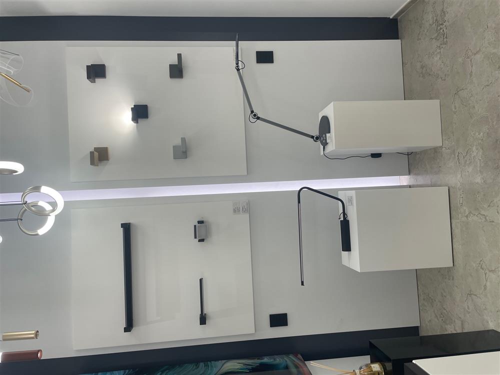 Parete con applique in stile industrial e illuminazione led su struttura metallica
