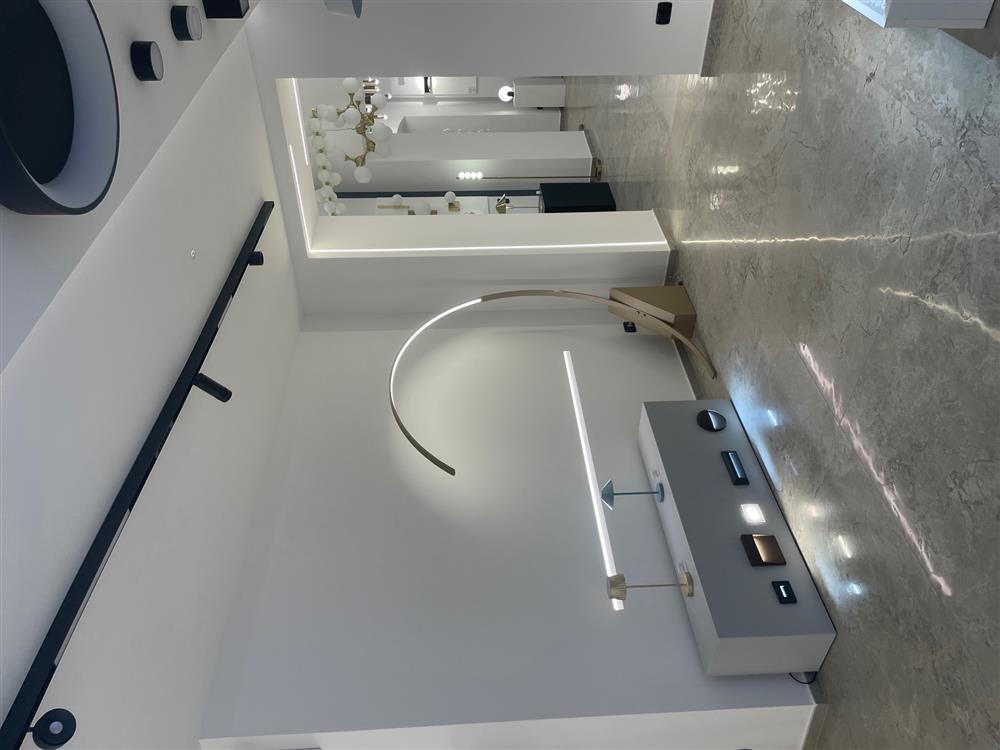 Area elegante con lampade decorative in ottone e plafoniere circolari luminose