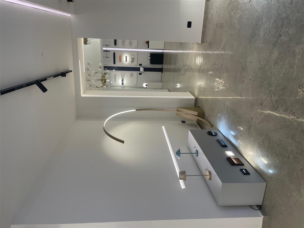 Parete di applique da soffitto con disegni circolari e quadri tecnici