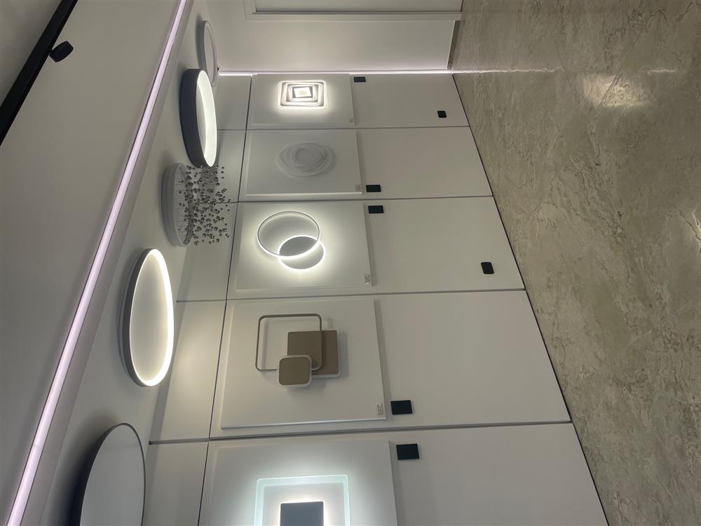 Pannelli a muro con applique in stile moderno e rifiniture sobrie