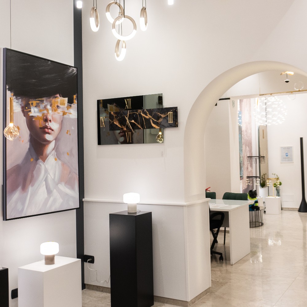 Vista esterna dell’ingresso showroom Mazzola Luce, insegna con logo e vetrina espositiva