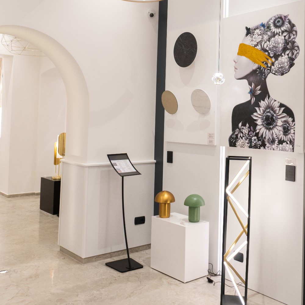 Vista esterna dell’ingresso showroom Mazzola Luce, insegna con logo e vetrina espositiva