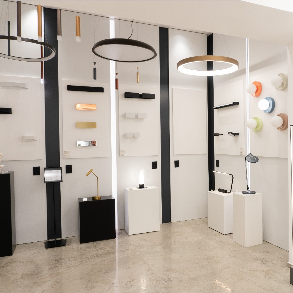 Vista esterna dell’ingresso showroom Mazzola Luce, insegna con logo e vetrina espositiva