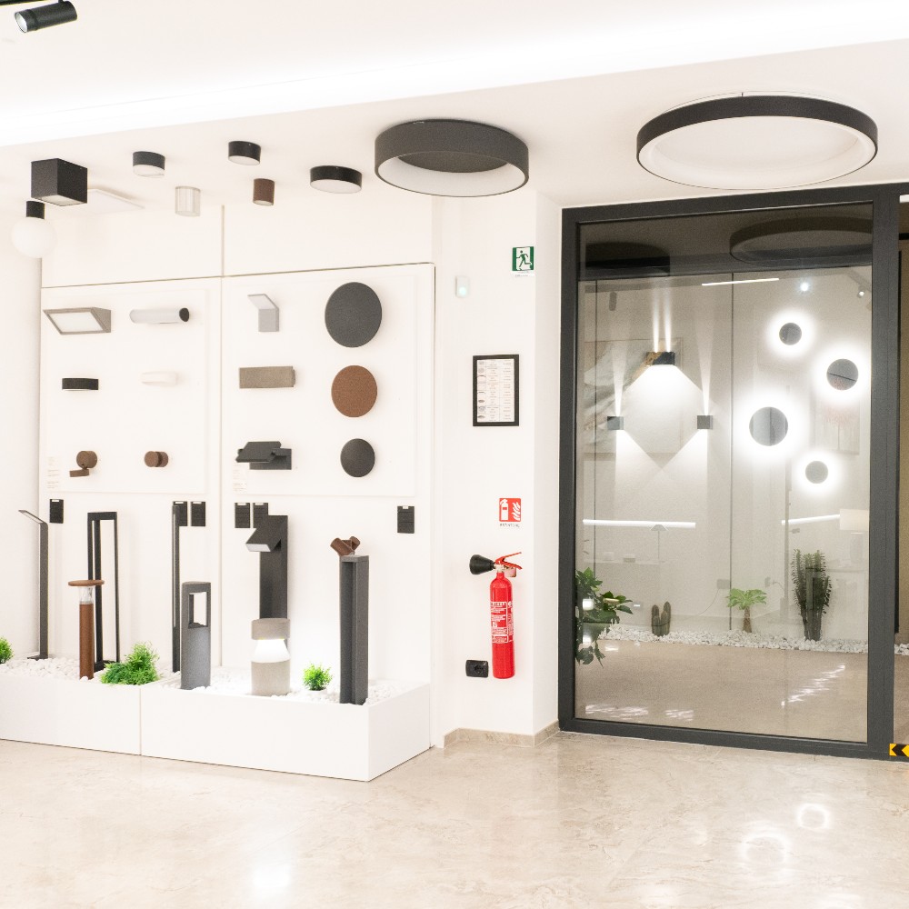 Vista esterna dell’ingresso showroom Mazzola Luce, insegna con logo e vetrina espositiva