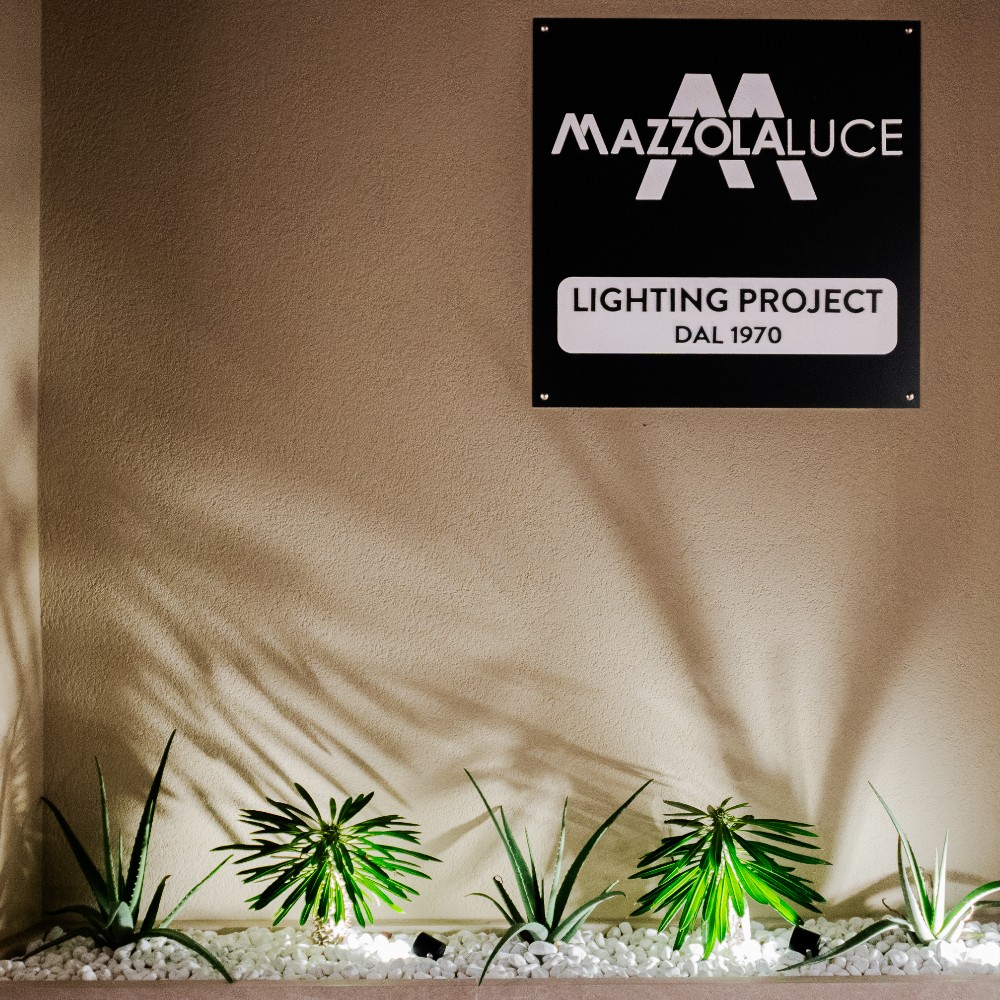Vista esterna dell’ingresso showroom Mazzola Luce, insegna con logo e vetrina espositiva