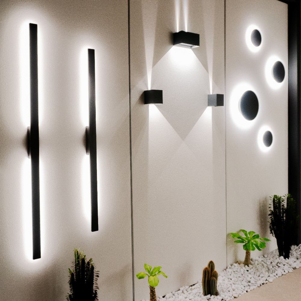 Vista esterna dell’ingresso showroom Mazzola Luce, insegna con logo e vetrina espositiva