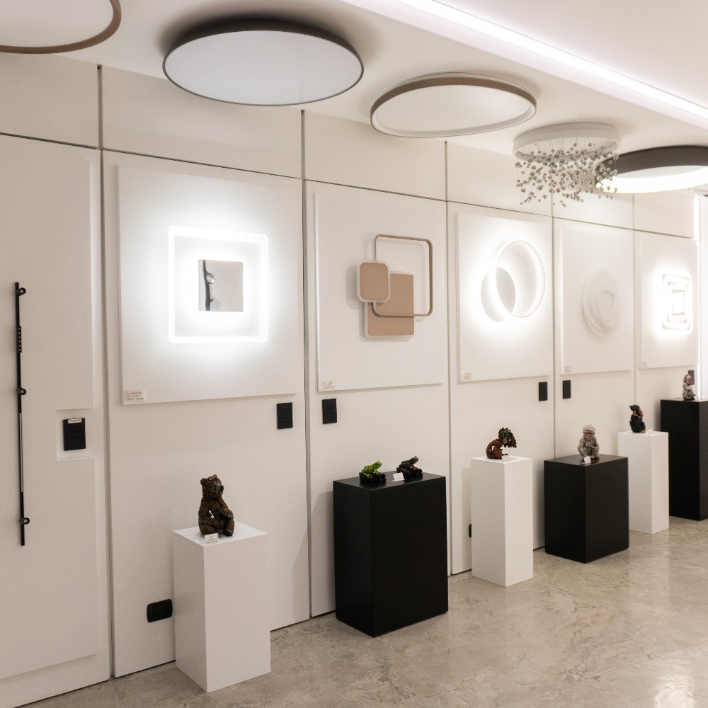 Vista esterna dell’ingresso showroom Mazzola Luce, insegna con logo e vetrina espositiva
