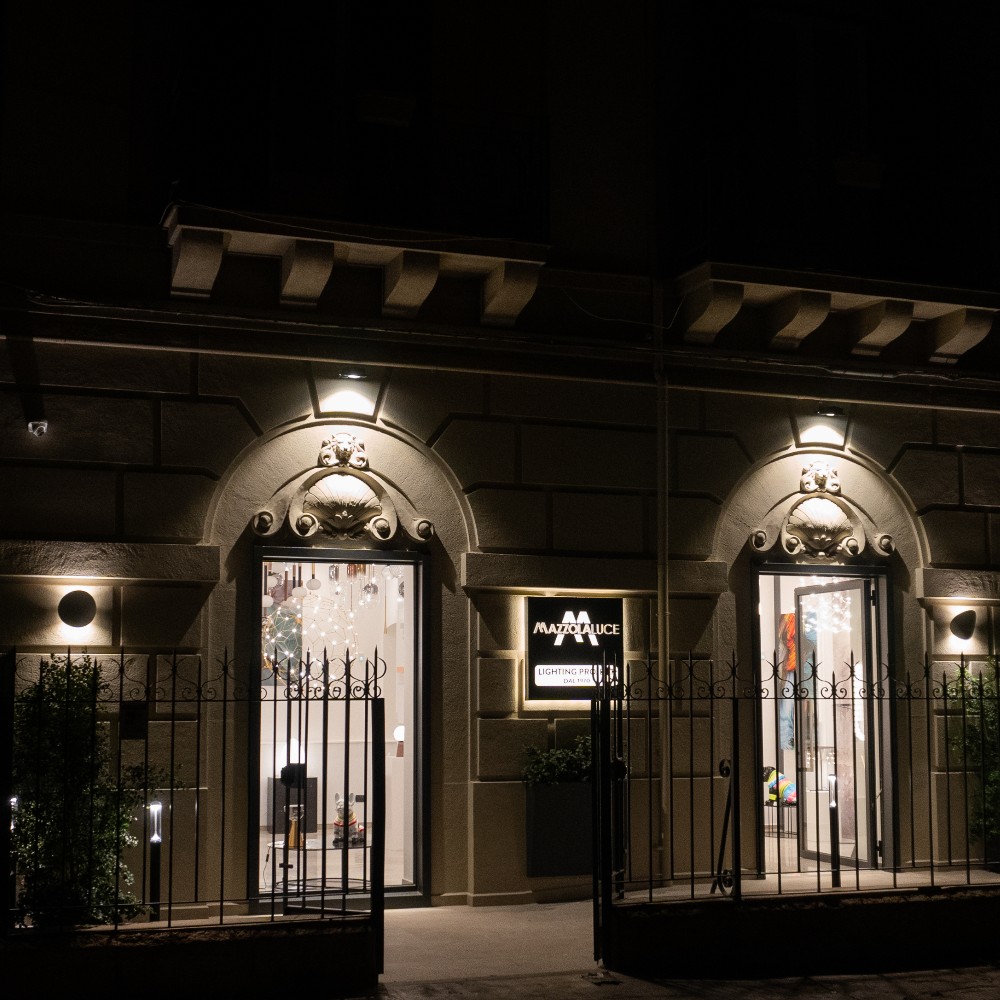 Vista esterna dell’ingresso showroom Mazzola Luce, insegna con logo e vetrina espositiva