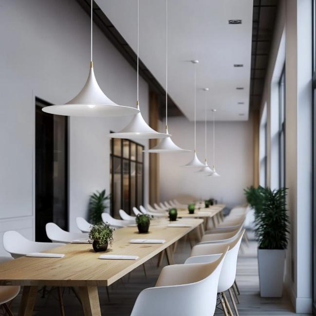 Lampada sospesa Morgana bianca in ambiente professionale moderno