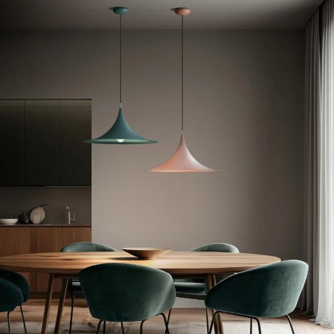 Varianti colorate della lampada Morgana sospese in un ambiente interno sopra un tavolo