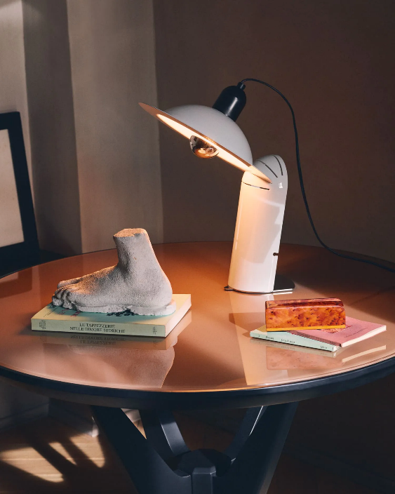 Lampada da tavolo Stilnovo modello Lampiatta con paralume orientabile